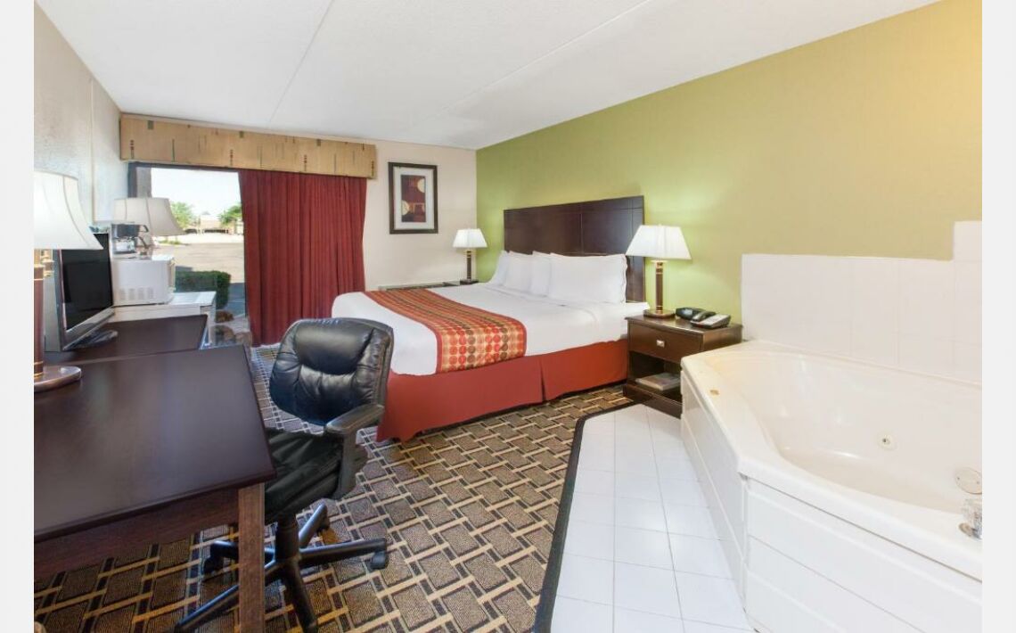 Fotos de Days Inn & Suites by Wyndham Madison Heights MI. 1331 West 14 Mile Road, Madison Heights, MI 48071, Estados Unidos